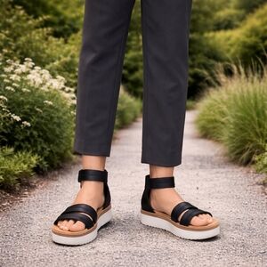 Clarks Black Leather Platform Gladiator Sandals Comfort Cushioned Ankle Strap